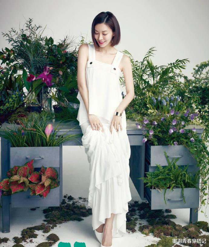 金素妍|堪称韩国魔女，金素妍一袭白色紧身裙现身，40岁身材比吉娜还耀眼