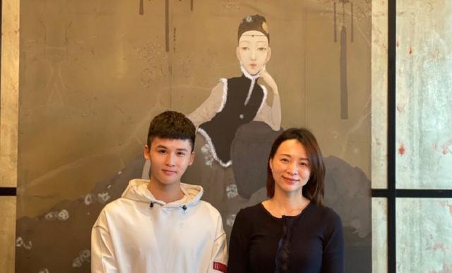 穿衣搭配|央视主持董卿久违上班，穿高腰裤涂红唇，随拍腿比钢琴家还长