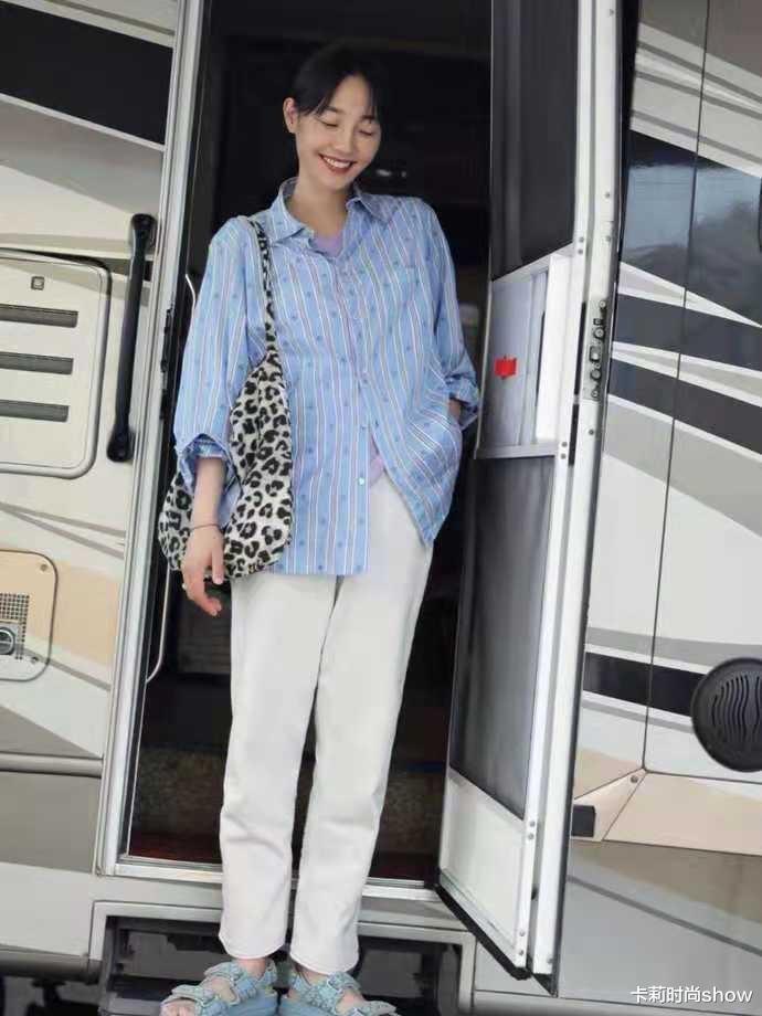 卡莉时尚show|白百合示范洋气穿搭！彩虹衫+休闲裤配着这样穿，时髦减龄又舒适