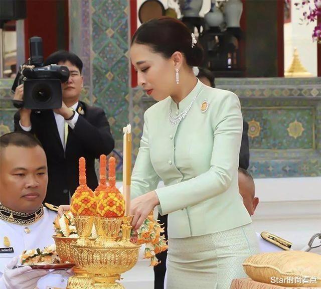 Star时尚看点|泰国大公主是真王者！泰王为其打伞像保镖，和同岁继母像亲姐妹