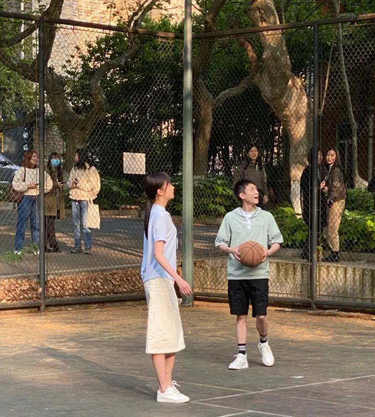 杨幂|张一山关晓彤大学拍戏被偶遇，生图暴露真实身高，张一山有一米七？