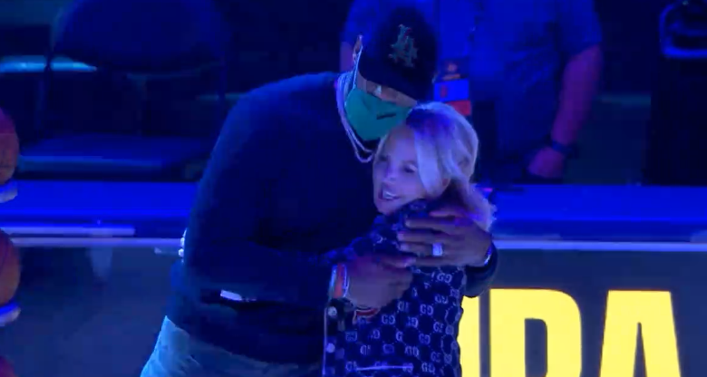 湖人队|湖人正式揭晓总冠军旗帜！双巨发言满脸笑容，詹皇浓眉都紧抱美女老板