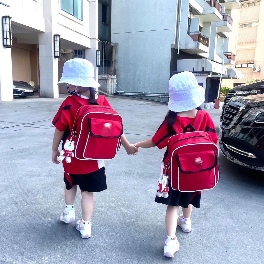 熊黛林|熊黛林双胞胎女儿上星二代学校，一年学费11万，姐妹穿校服很可爱