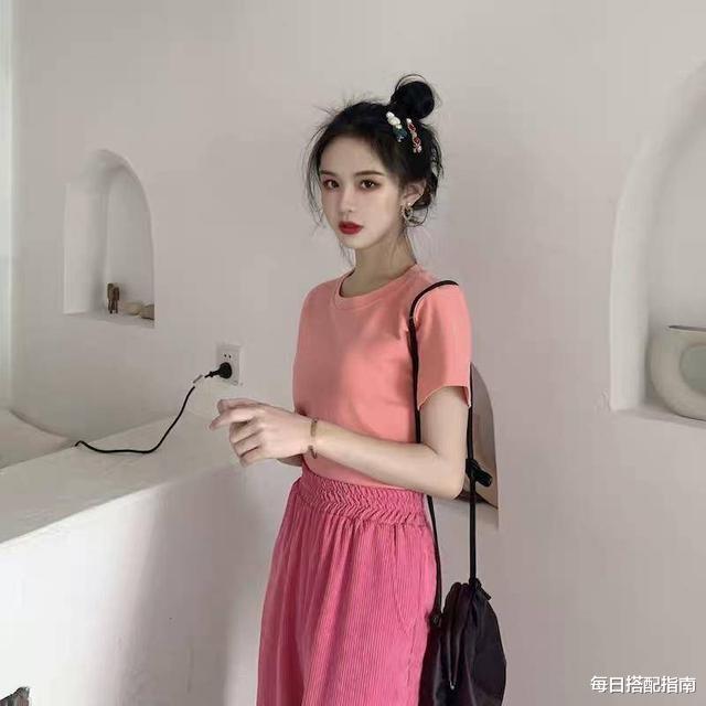 每日搭配指南|T恤别总穿黑白灰了，今夏更流行“糖果色T恤”，时髦减龄还百搭