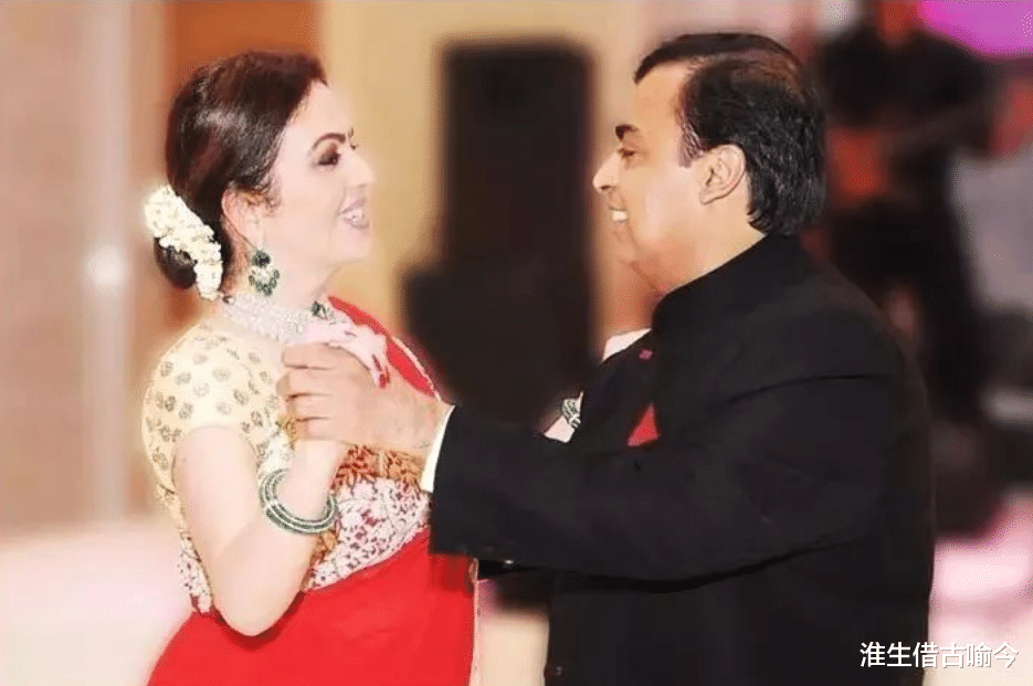 印度 印度首富之妻一脸旺夫相，帮丈夫争遗产，穿粉裙扮嫩鼻子挂祖母绿