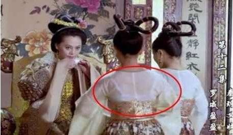 电视剧|电视剧中的穿帮镜头，抗战军人揣着手机，演员骑的是毛绒马