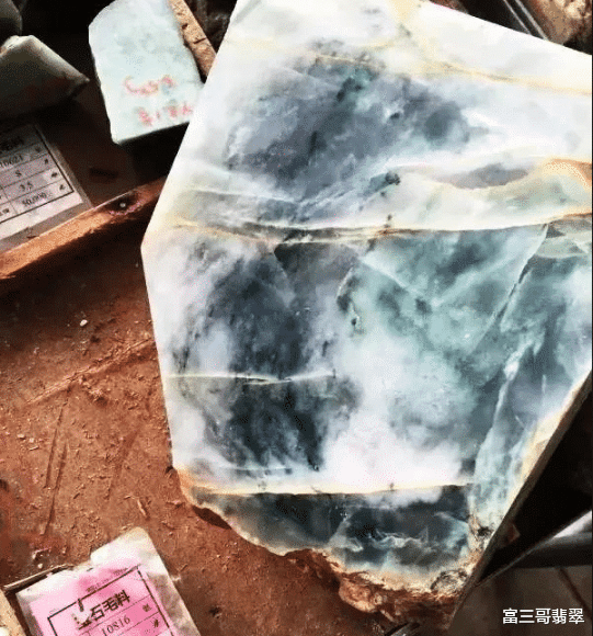 翡翠|新人玩翡翠赌石最容易在这里被忽悠：要买就买表面裂小的？