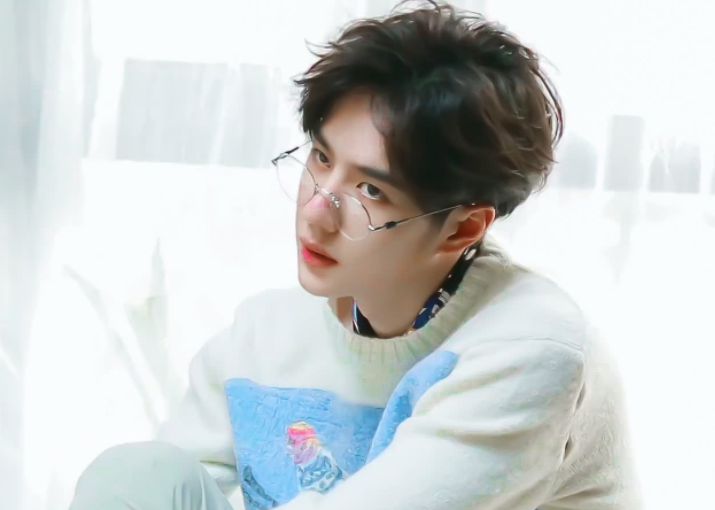 邓丽君|王一博这个生图很优越，身材高挑，小胖脸圆乎乎的很奶气