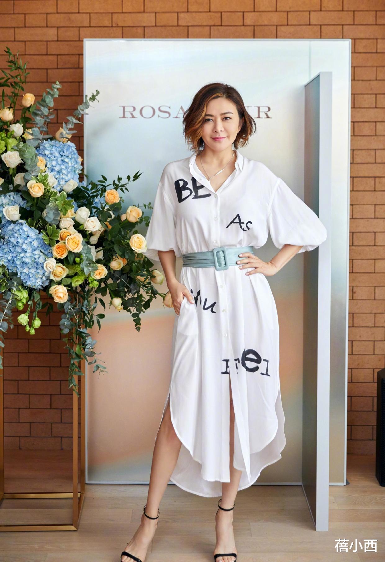 蓓小西|关之琳与向太站C位合影，穿印花套装配波波头，气场一点也不输