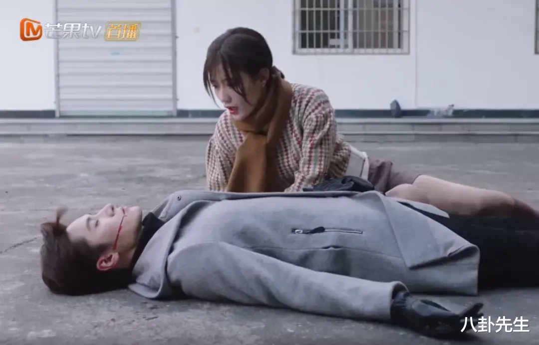 国产剧|国产剧真敢拍！女主坠楼安全落地，神仙打架用枪，古代惊现热气球