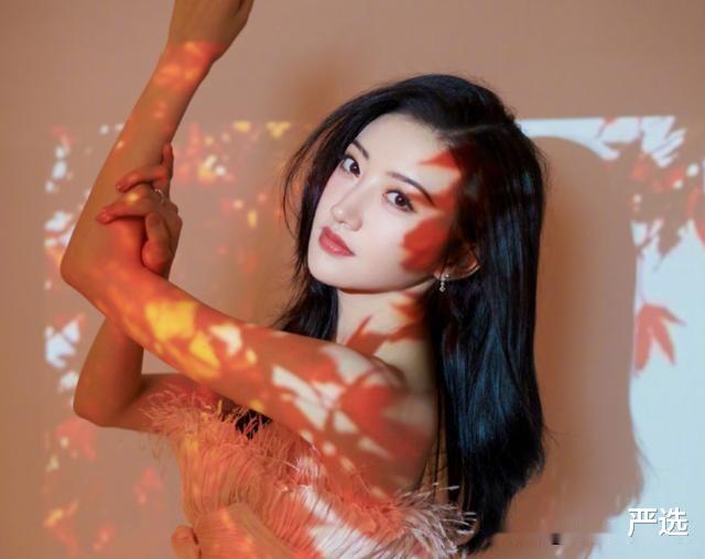 景甜|“人间富贵花”景甜，分享护肤小技巧，网友：难怪肌肤那么白嫩