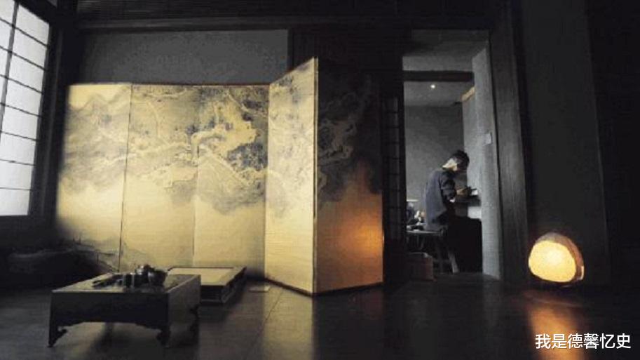 我是德馨忆史 温州男教师为避世,花百万将家涂成全黑,9成时间在家“修仙”