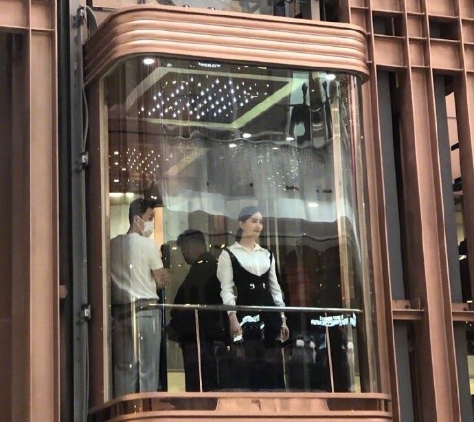 时尚风行派|刘诗诗白衬衣造型赢过了巩俐!紧身吊带里穿白衬衣,这个造型爆火