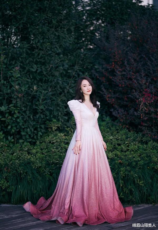 峨眉山周美人|“夫妻模范”营业!杜江霍思燕合体拍大片,幸福感溢出屏幕