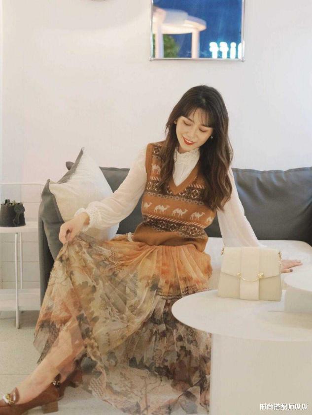 时尚搭配师瓜瓜|被娜扎新造型惊艳到了，抹胸衬衫配热裤尽显长腿优势，复古又时髦