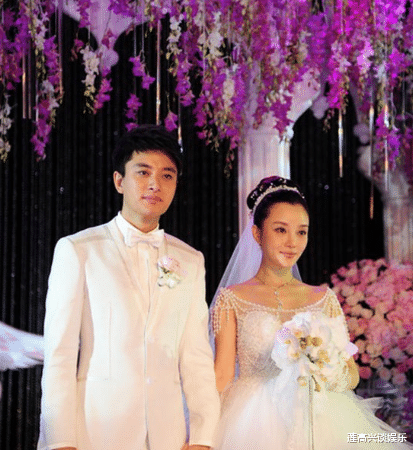 李小璐|离婚3年为何李小璐至今未嫁？原来贾乃亮留了一手，这招简直太狠了