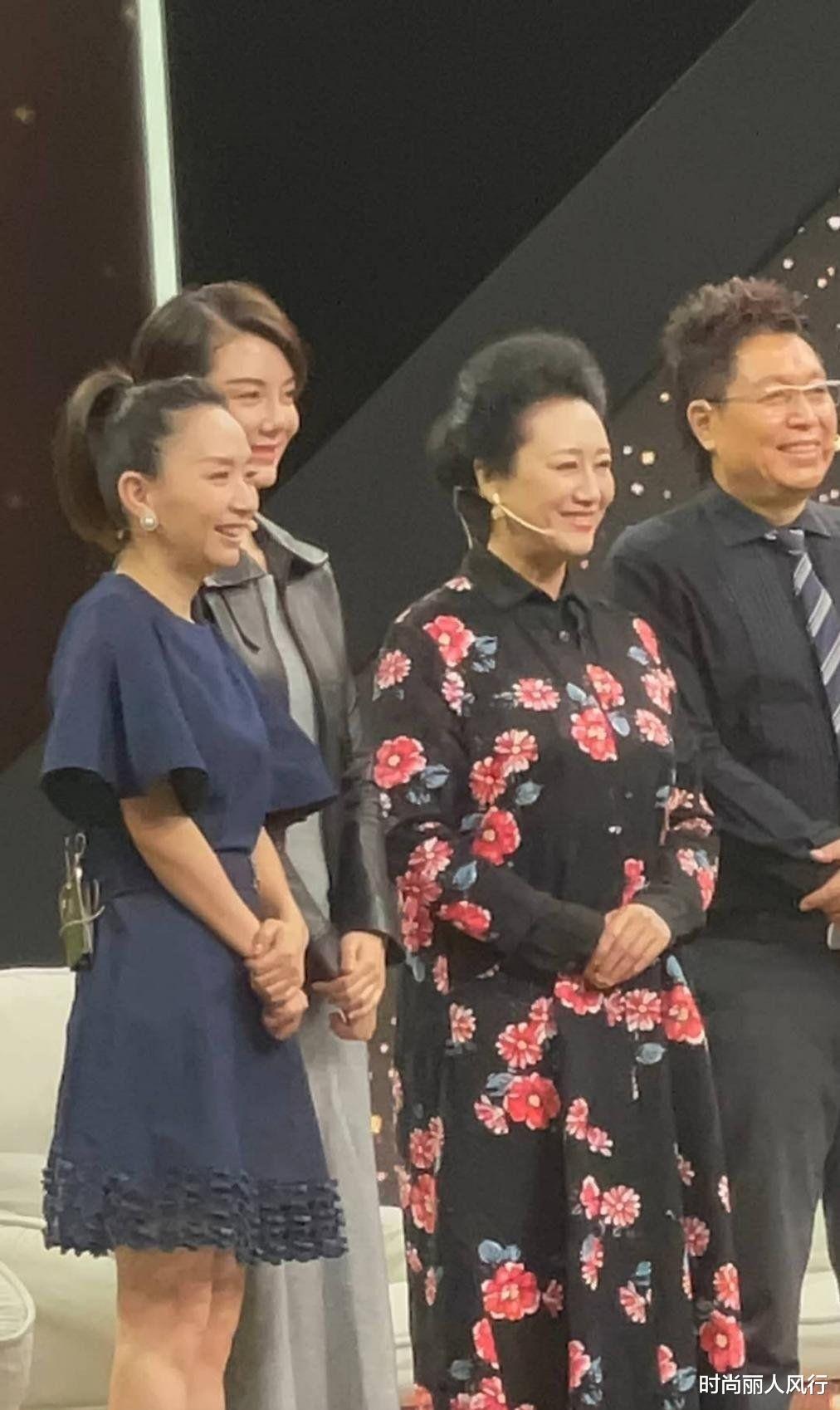 时尚丽人风行|明星母女同框太养眼！车晓和妈妈合体，65岁王丽云穿“贵妇装”