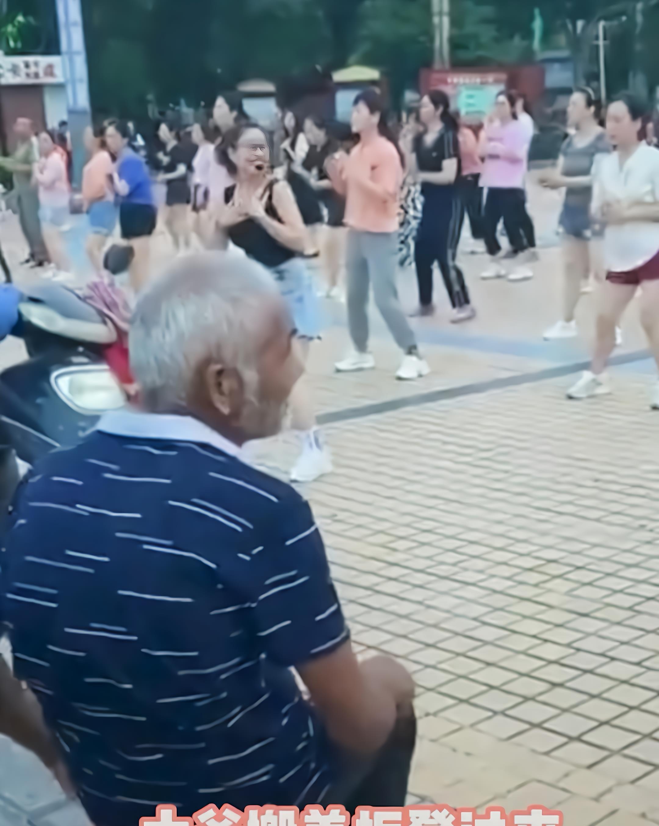 小海社会论|河南：大爷搬着小板凳，坐前排看广场舞，网友：怪大妈穿的清凉