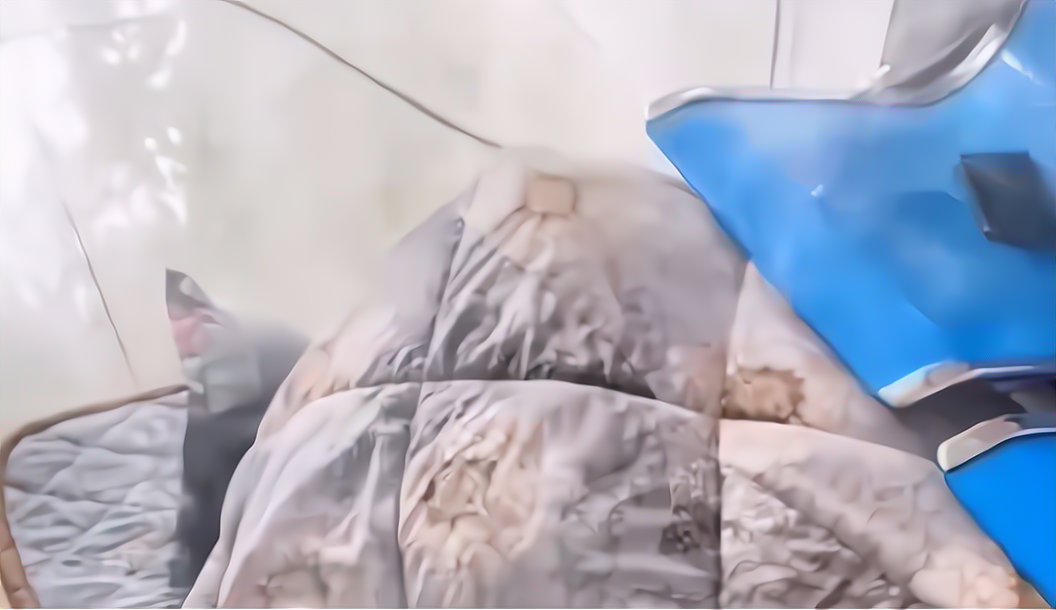 星座男|失业小伙租不起房子，带女友在劳务公司打地铺，网友：我输在哪了