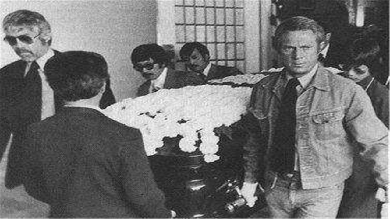 李小龙|当年李小龙葬礼上，来了6个神秘人扶灵，全是惹不起的一方大佬！