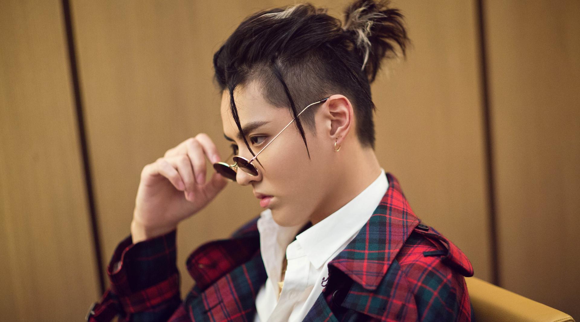 吴亦凡|吴亦凡在看守所的生活曝光：坐小板凳背监规，每月400元买榨菜和方便面！