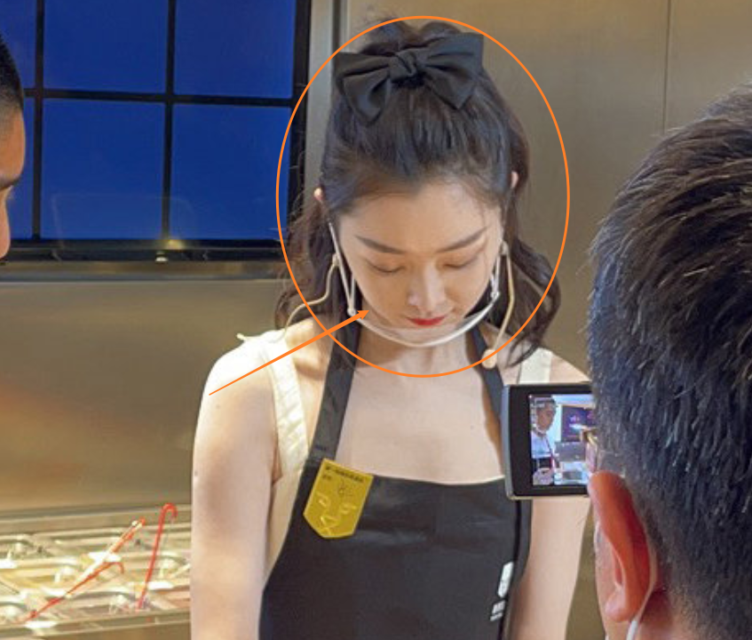 宋轶|宋轶卖奶茶被男粉围堵，摄影师手滑关闭美颜，这还是你们的女神吗