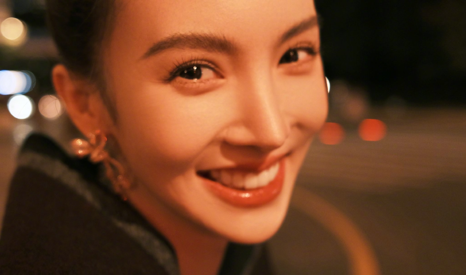 金晨|金晨戴了一双破了的手套狂吃小龙虾，自我感叹：我说这手怎么越吃越油