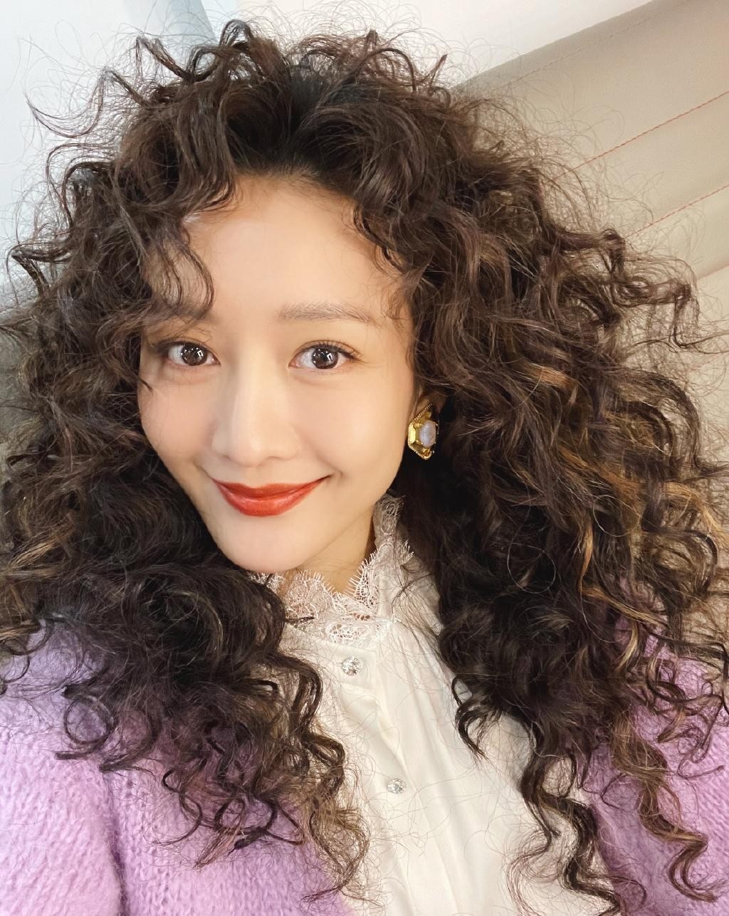 穿衣搭配|王鸥也太大胆了吧,都奔四的年纪了,还敢梳这么可爱的羊毛卷