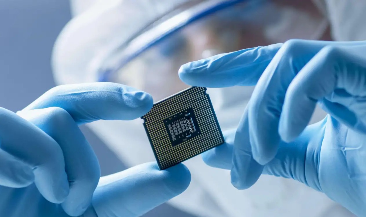 平淡平奇|令人心酸!国产光刻机的突破被问“几厘米”,科研人员太难了