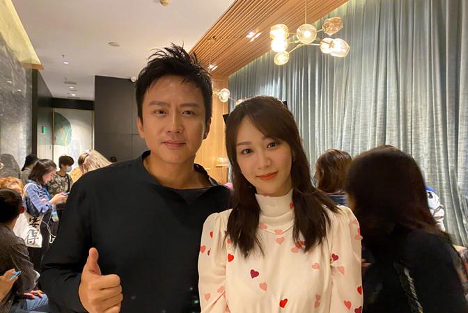 方脸妹说时尚|邓超罕见探班孙俪！42岁穿卫衣棒球帽片场为老婆按摩，原配变助理