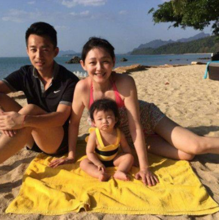 汪小菲|汪小菲离婚后度假被偶遇!疑似与美女泳池约会,被偷拍后扭头离开