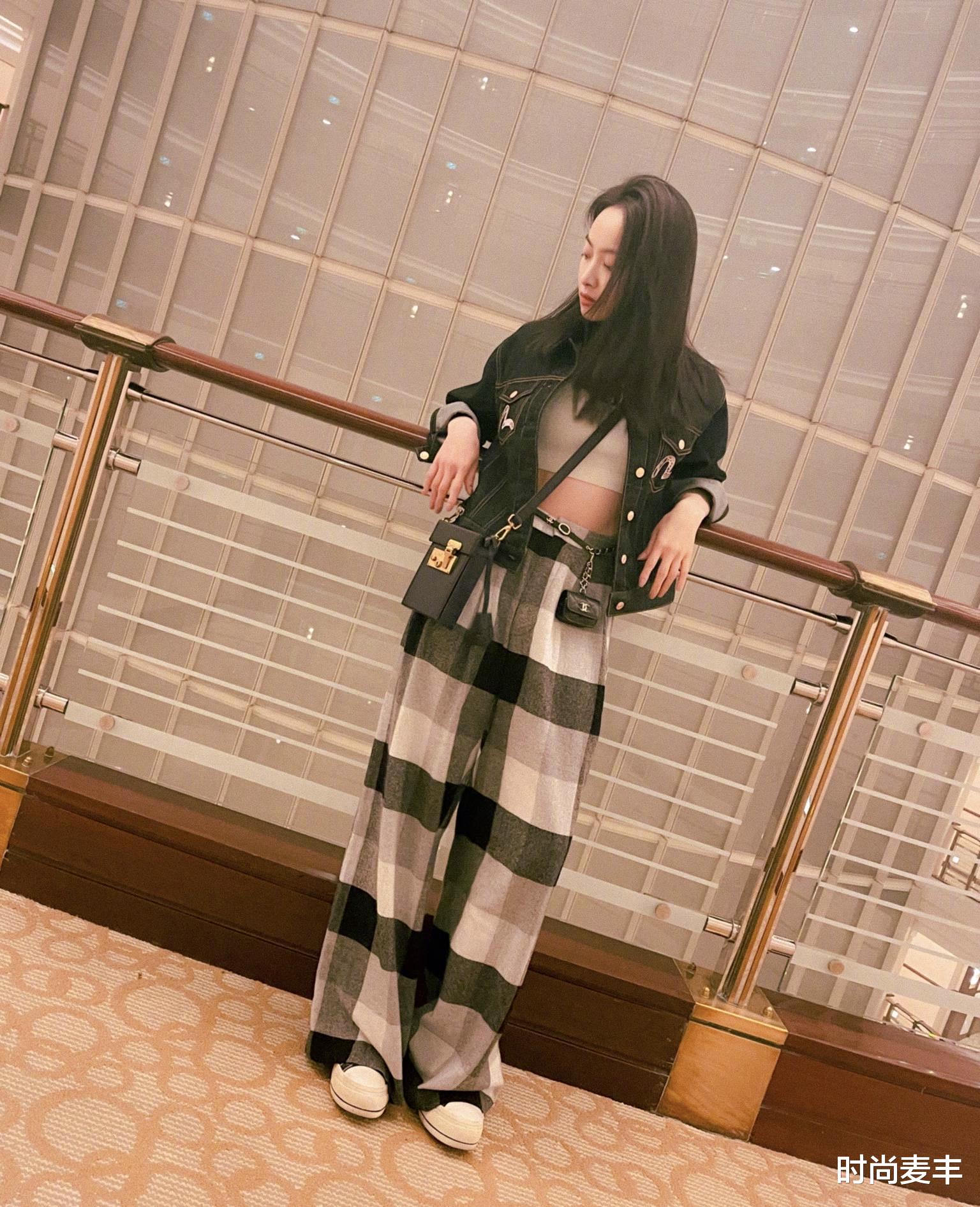 赵奕欢|宋茜粉紫色发型太飒,黑色上衣右腰少一块好酷,这样背包第一次见