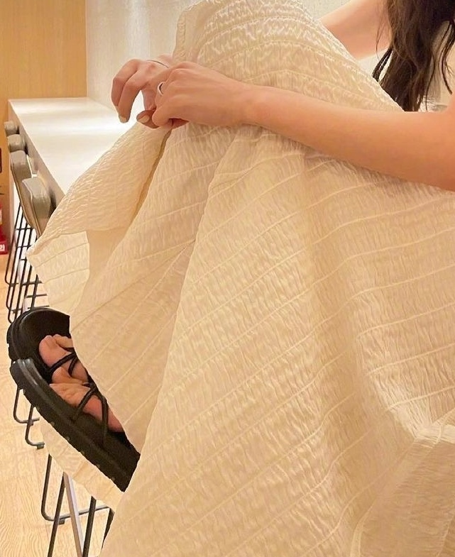 时尚课|郑秀晶美照更新,穿抹胸公主裙配拖鞋,夏天就要这么穿!