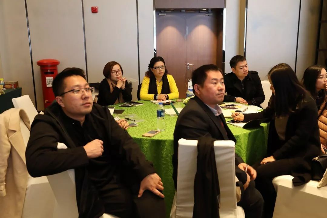 哑铃妈妈|孩子越优秀越容易“断根”？父母的风光只是表面的，他们内心很苦