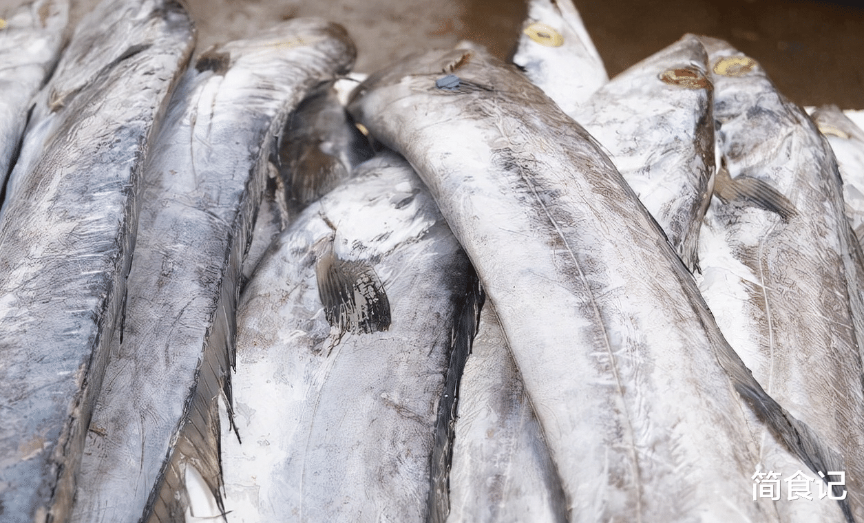 带鱼，银脂越多越新鲜？渔民：这5种要避开，轻松识别“甲醛鱼”