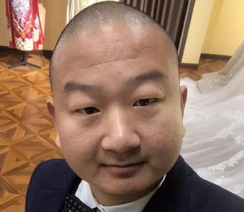 giao哥|giao哥去酒吧演出遭人痛打，众人疯狂捶打头部，发出清脆的声响