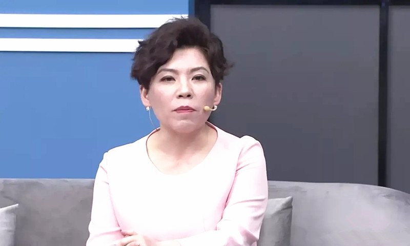 全球时尚号|“乒乓女皇”邓亚萍穿搭走机场，穿黑色便服很随意，气质无敌