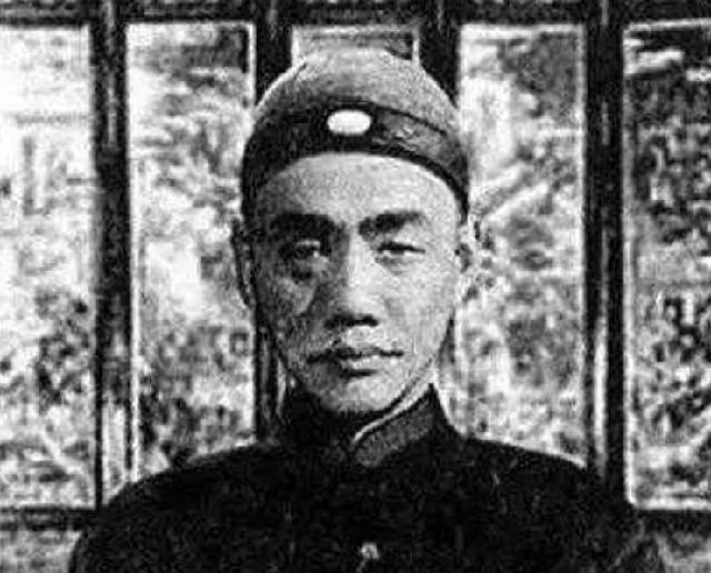 翡翠手镯|宋美龄百岁寿辰时戴的翡翠手镯，如今价值多少？