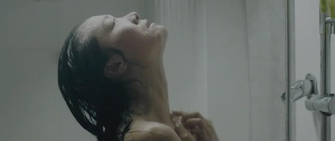 站街女|女主幻想出国赚大钱，没想到只能去国外“站街”，这电影太扎心！