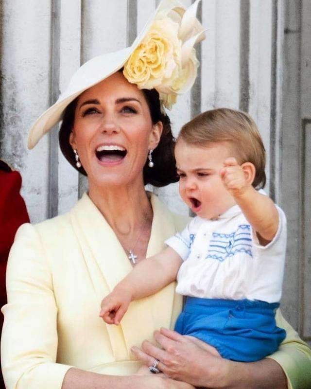 路易·亚瑟·查尔斯|路易王子趣事记！从小就“戏精”附体，鼓包子脸怒视英女王太逗了