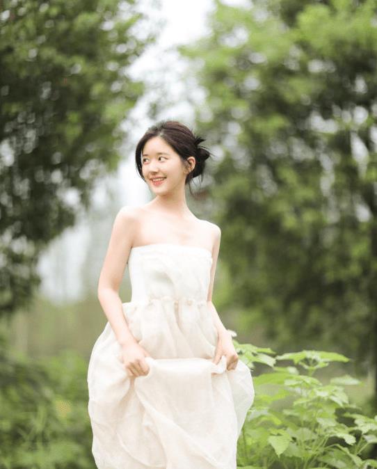 赵露思|赵露思森系造型获好评，穿抹胸白礼服大秀身材，锁骨真的能养鱼了