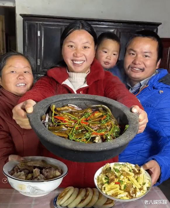 人物设定|小春花玩雪，被牛爱芳怒斥“不正常”，怀孕8个月还碰冰水