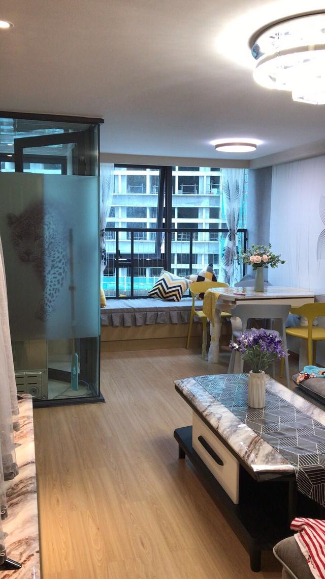 夫妻两人买下了复式公寓,楼上小三房的格局略压抑,层高是个败笔