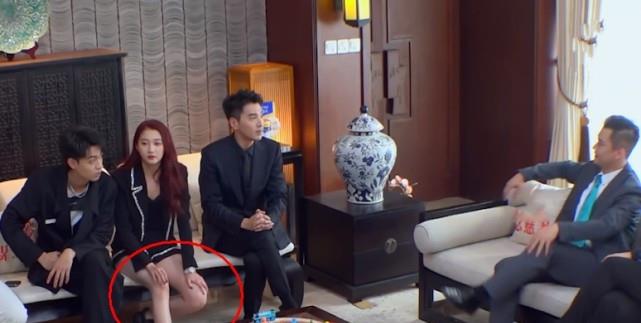 关晓彤|关晓彤穿短裙无毯子遮盖，还坐在秦霄贤旁边，救场坐姿尽显高情商