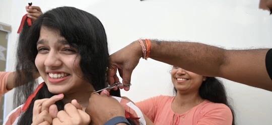 家有三经 印度女孩10多年没剪头发，一度长到2米多，一周才洗一次头