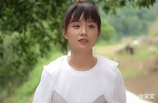 素素|JK厨娘严素：靠美貌半年吸粉几百万，老爸真实身份可不简单！