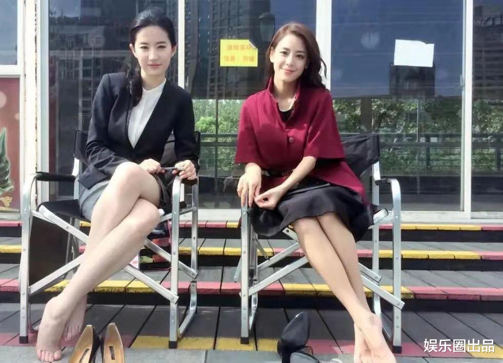 刘亦菲|刘亦菲和江语晨合影,双腿摆放的方式反差明显,纯不纯一目了然