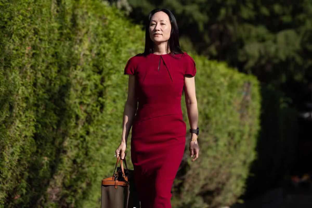 全球时尚风行|孟晚舟出庭红裙新造型真显瘦！平坦小腹惹人羡，女将风采就是霸气