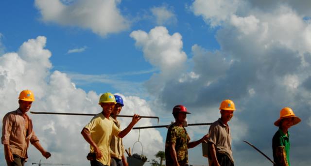 赵乃荣聊 农民工年薪有十几万？网上自曝收入的农民工说的属实吗？看完泪目