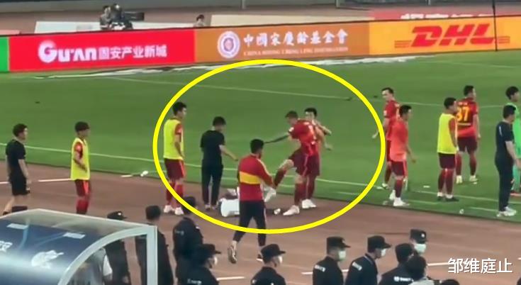 点球|点球漏判+超时任意球！外援怒吼裁判+踢翻物料箱！沪媒有话说！